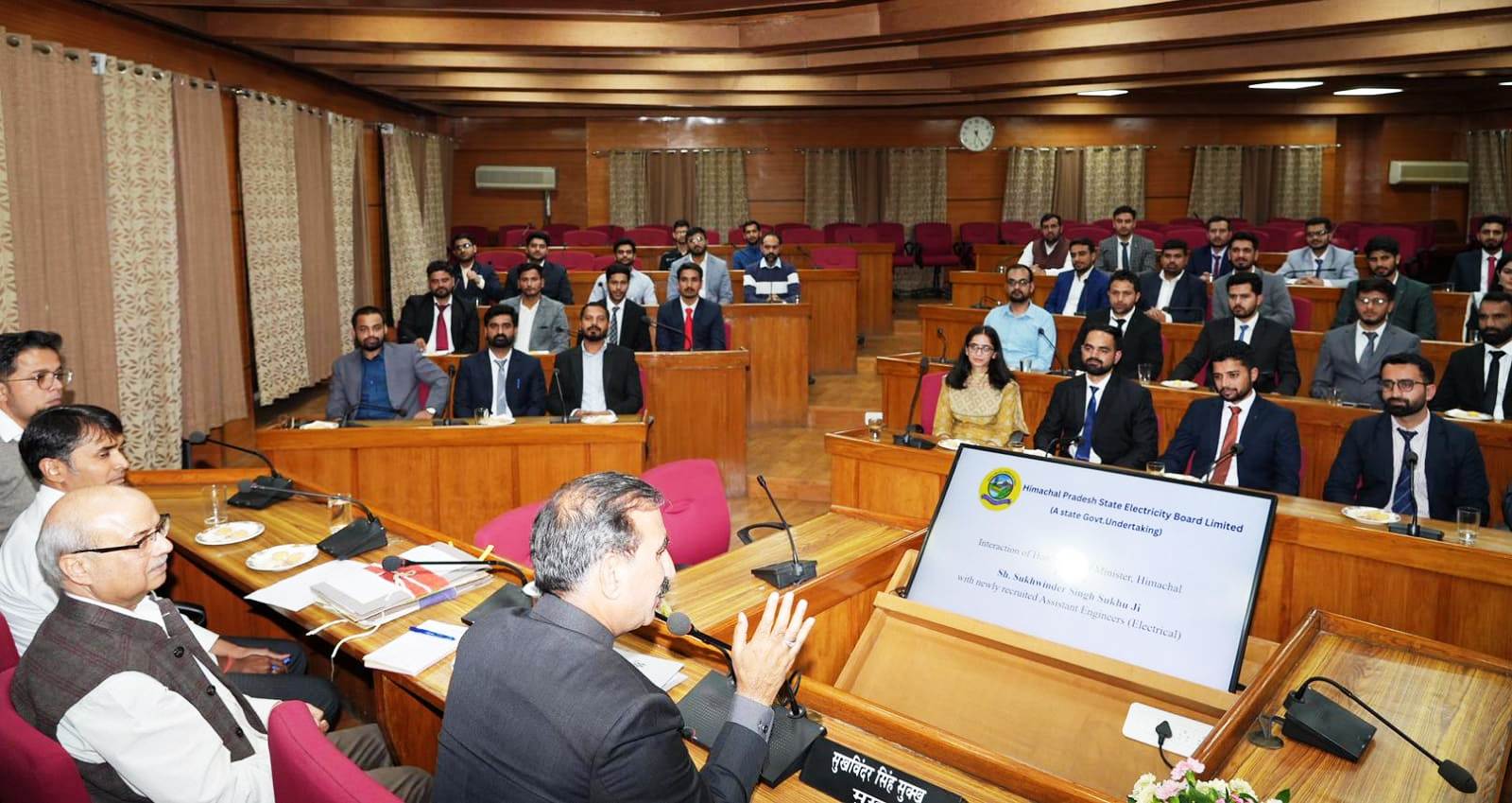 मुख्यमंत्री ठाकुर सुखविंदर सिंह सुक्खू ने 55 नवनियुक्त सहायक अभियंताओं के साथ बातचीत की