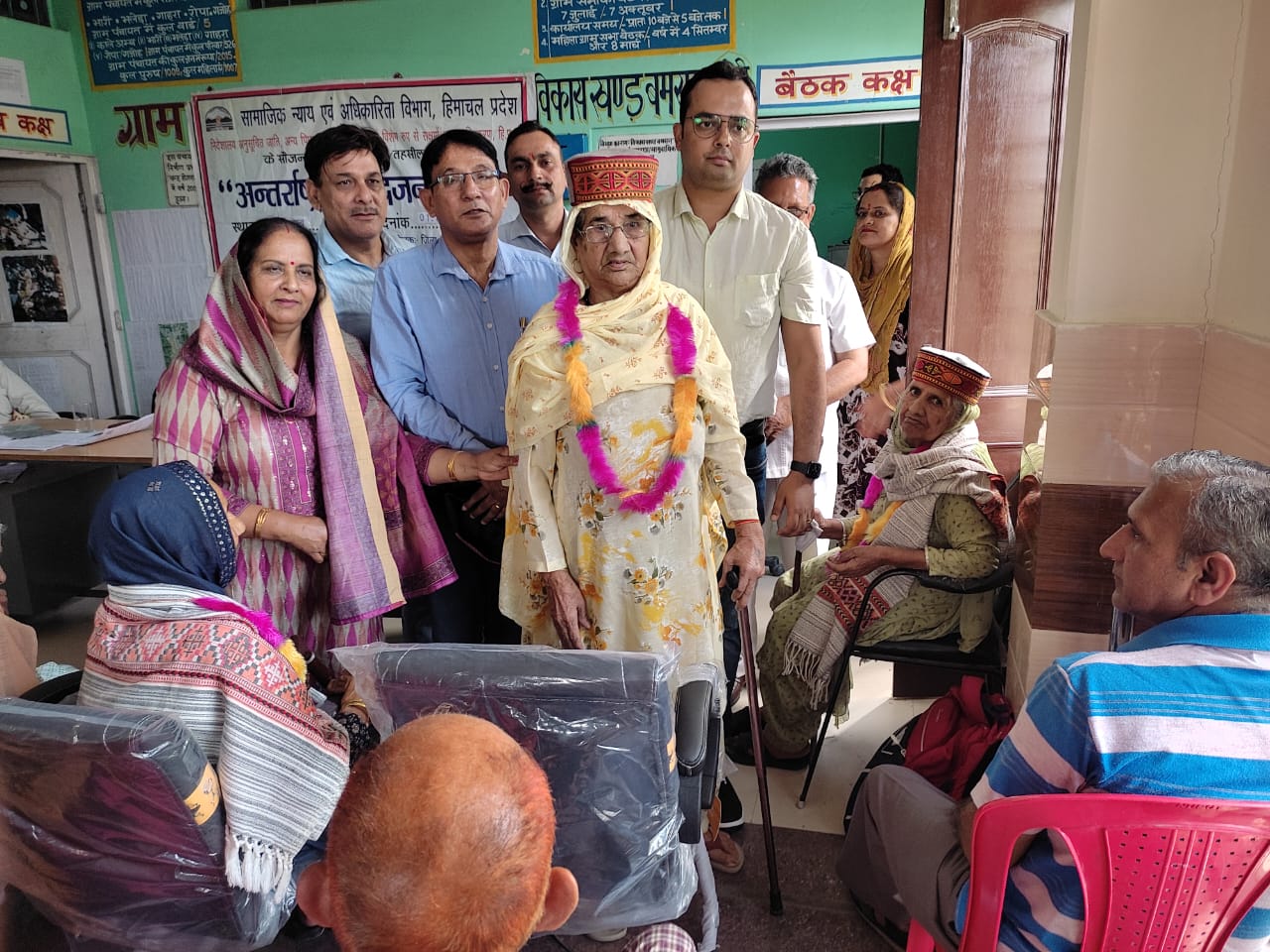 अंतर्राष्ट्रीय वृद्धजन दिवस के उपलक्ष्य पर हमीरपुर उपमंडल की ग्राम पंचायत काले अंब में जिला स्तरीय कार्यक्रम आयोजित हुआ