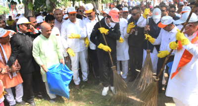मुख्यमंत्री पुष्कर सिंह धामी ने हल्द्वानी में ‘‘कचरा मुक्त भारत अभियान’’ में प्रतिभाग कर श्रमदान किया