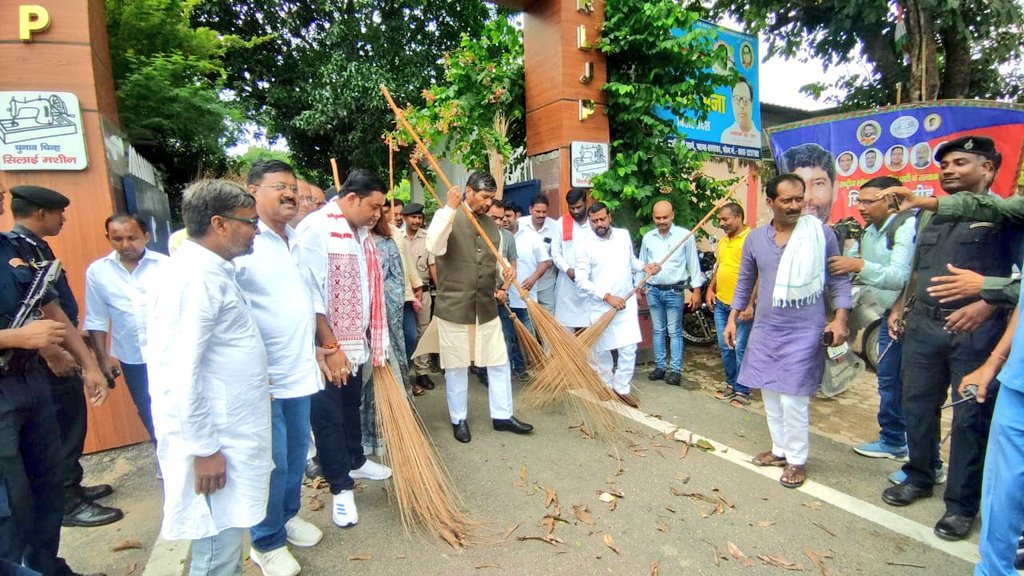 बिहार में विभिन्न हिस्सों में लोग 1 तारीख, 1 घंटा संकल्प के साथ स्वच्छता अभियान में शामिल हुए