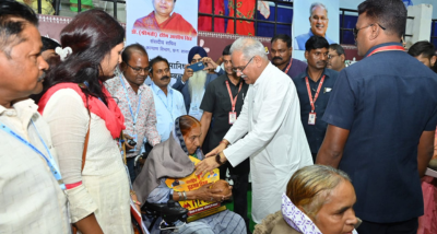 मुख्यमंत्री ने रायपुर के सरदार बलबीर सिंह जुनेजा इनडोर स्टेडियम में वरिष्ठ नागरिकों का शॉल और श्रीफल देकर सम्मान किया