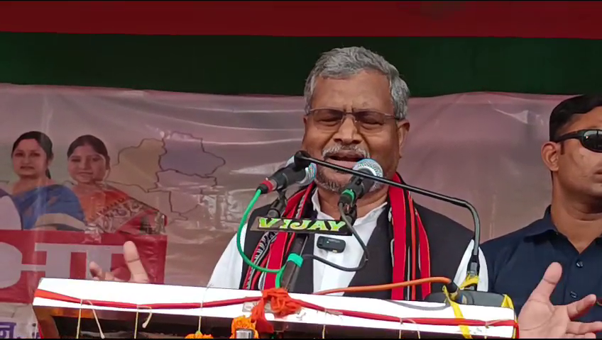 पूर्व मुख्यमंत्री बाबूलाल मरांडी ने वर्तमान सरकार पर लूट के रास्ते राज्य की पूरी ब्यूरोक्रेसी की साख को दांव पर लगाने का आरोप लगाया है