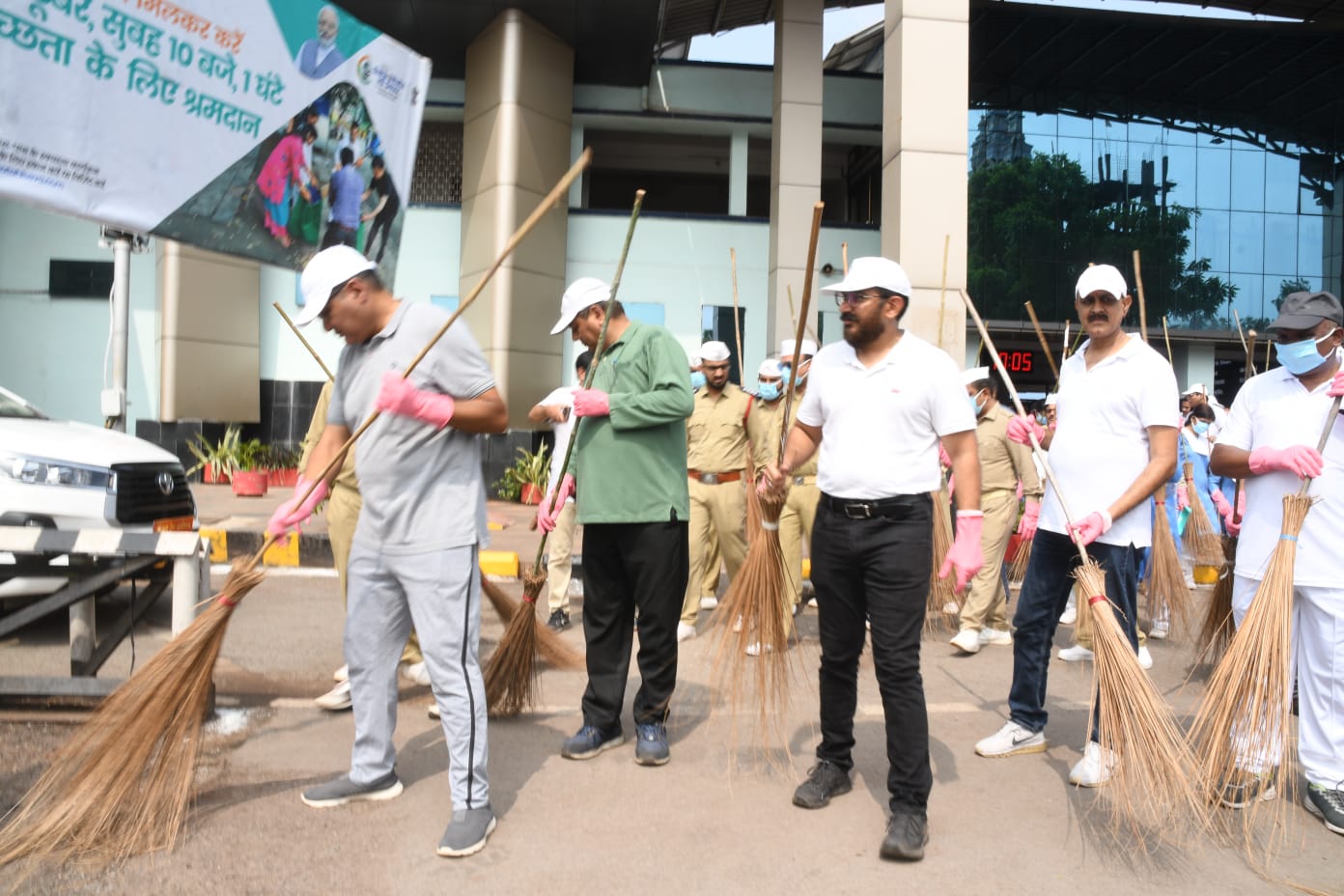 दक्षिण पूर्व मध्य रेलवे के 107 स्थानों पर स्वच्छता अभियान चलाया