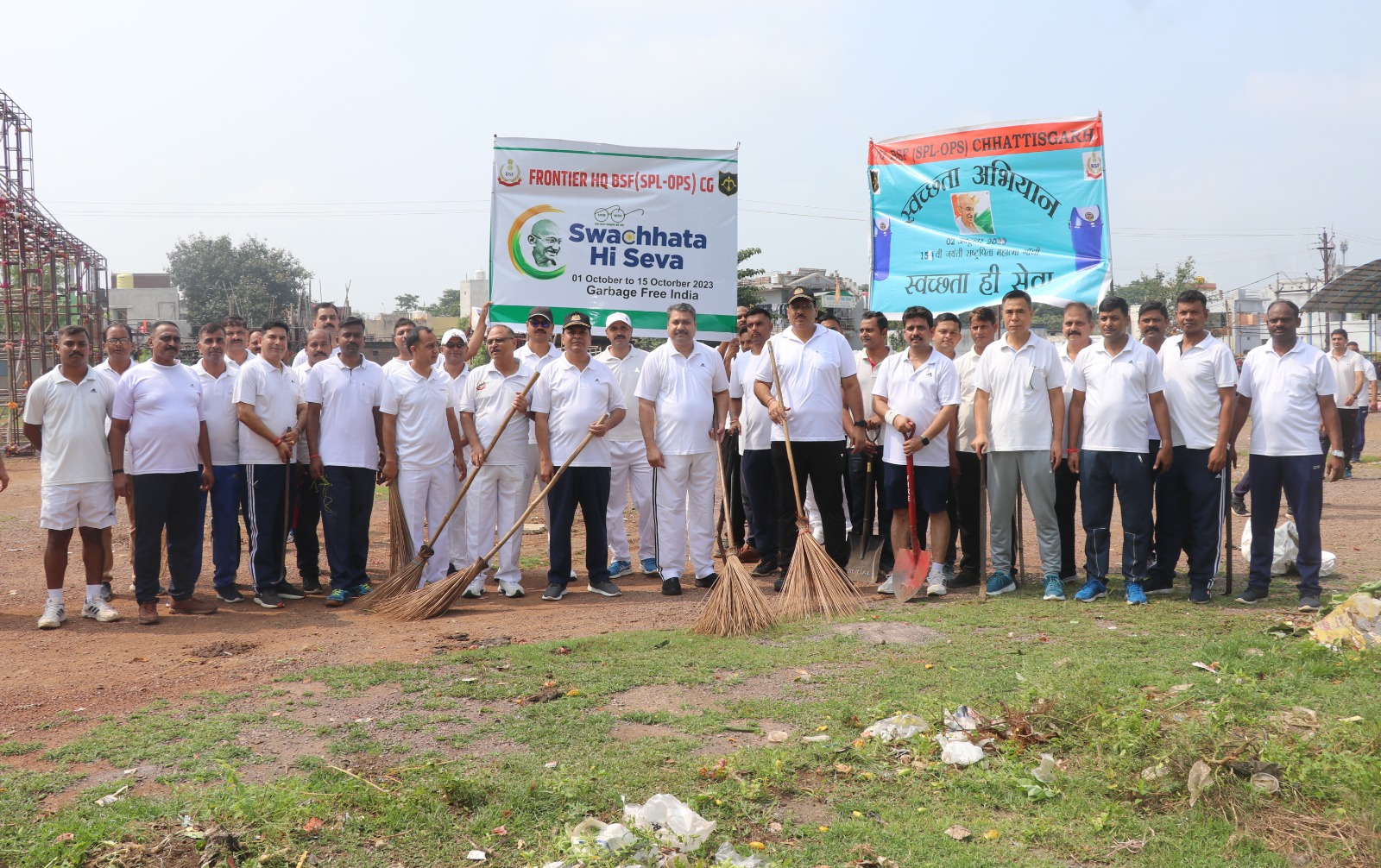 स्वच्छता ही सेवा पखवाड़ा के तहत छत्तीसगढ़ की राजधानी रायपुर के सभी 70 वार्डों में श्रमदान कर साफ-सफाई की गई