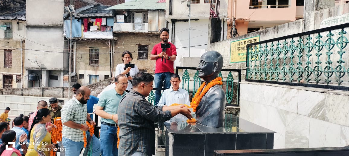 मुख्य संसदीय सचिव आशीष बुटेल ने राष्ट्रपिता महात्मा गांधी की प्रतिमा पर माल्यार्पण कर पुष्पांजलि अर्पित की
