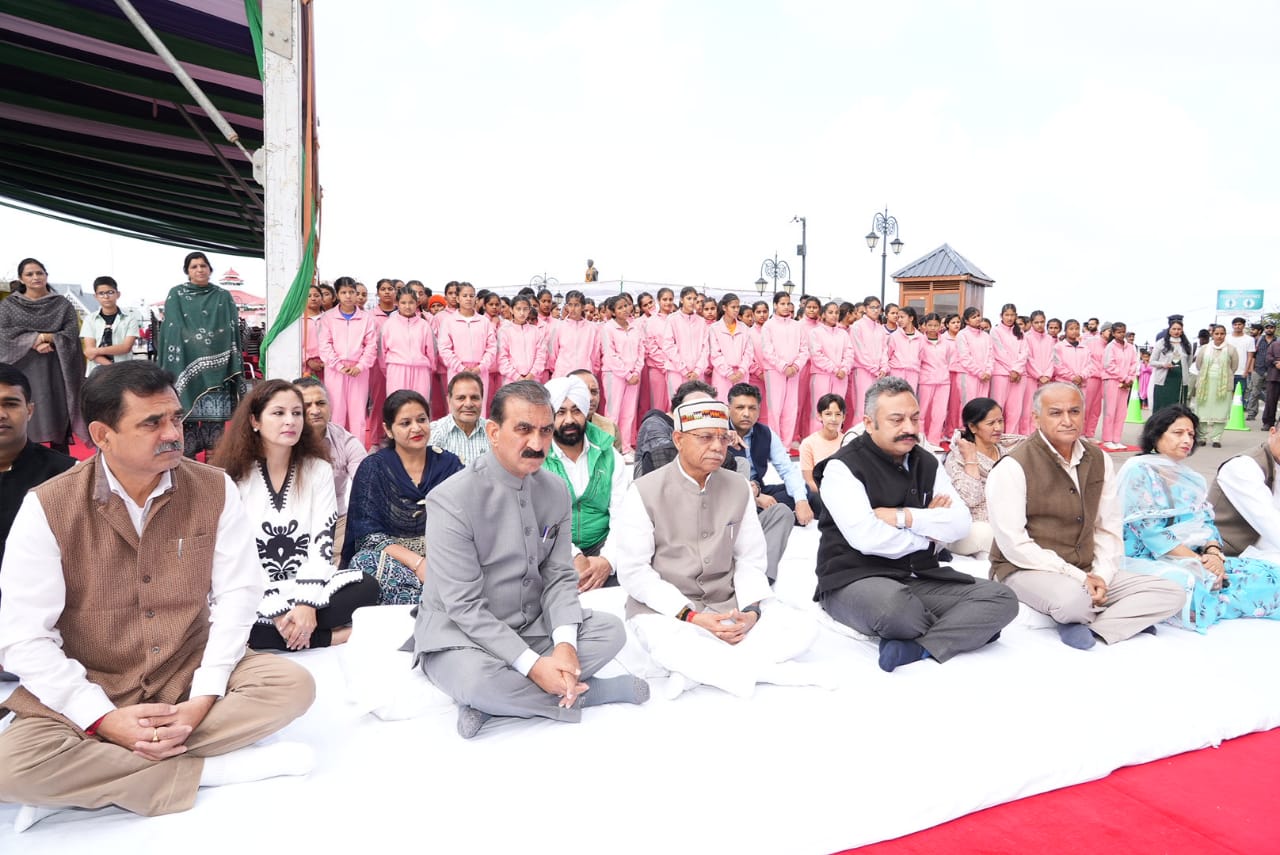 राज्यपाल और मुख्यमंत्री ने राष्ट्रपिता महात्मा गांधी को उनकी प्रतिमा पर माल्यार्पण कर पुष्पांजलि अर्पित की