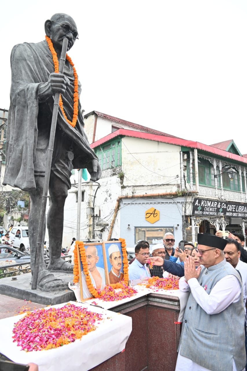 मसूरीः सैनिक कल्याण  मंत्री गणेश जोशी ने महात्मा गांधी और लाल बहादुर शास्त्री की जयंती पर उन्हें पुष्प अर्पित कर दी श्रद्धांजलि