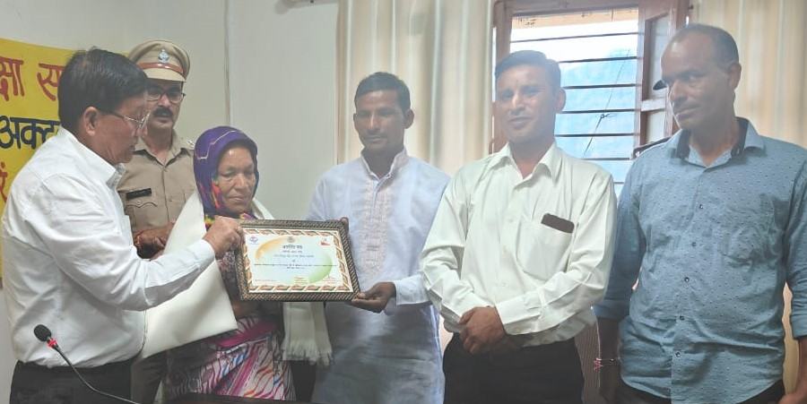 चमोलीः ग्राम सभा कठूड़ की आशा देवी को वन विभाग ने किया सम्मानित