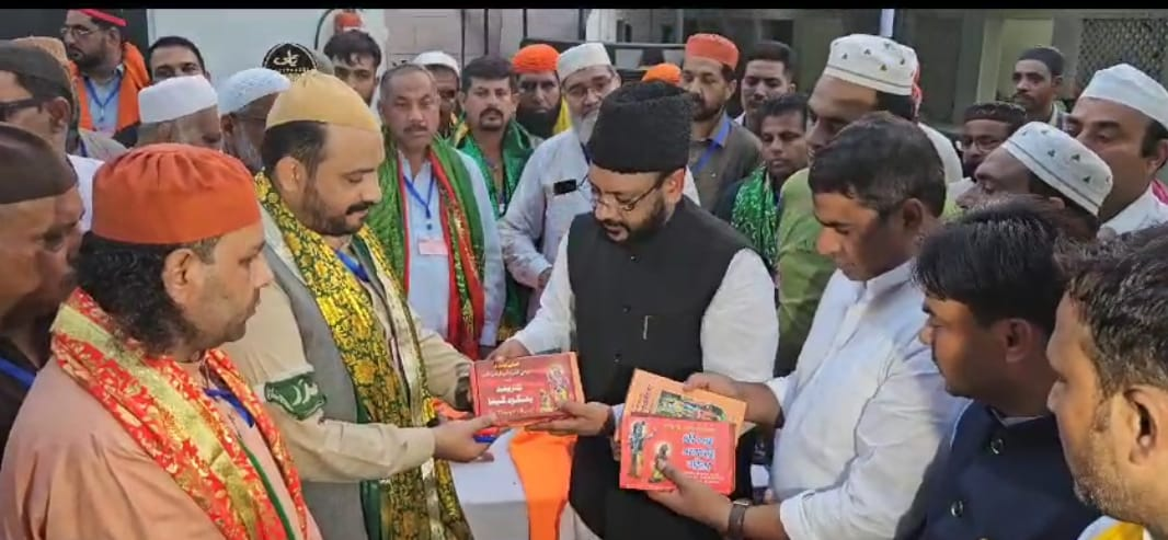 हरिद्वारः पिरान कलियर शरीफ में आए 107 पाकिस्तानी जायरीनों को गंगाजल और श्रीमद्भागवत गीता की प्रति भेंट की गई