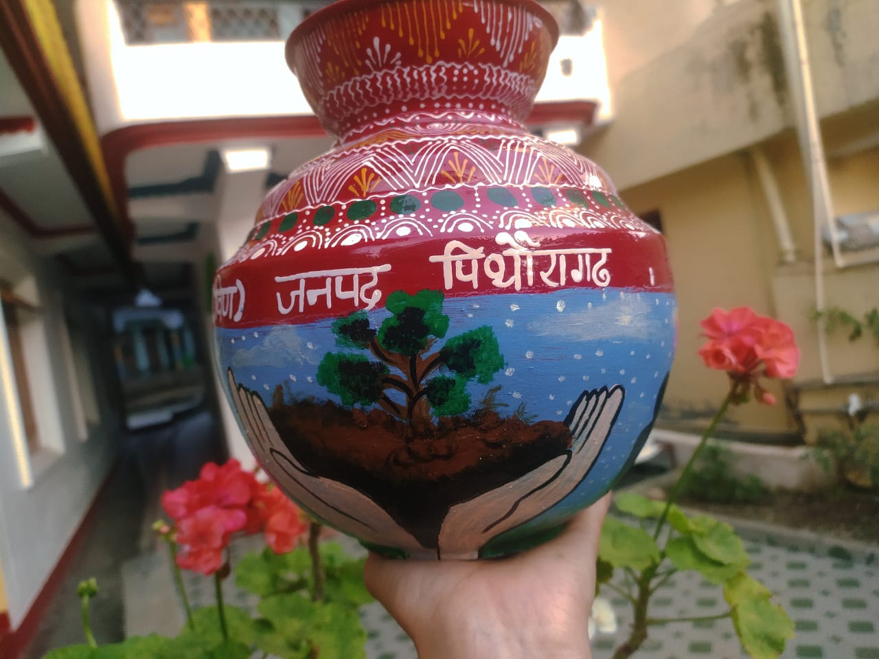 पिथौरागढः ‘मेरी माटी मेरा देश‘ कार्यक्रम के तहत विकासखंड स्तर पर अमृत कलश के लिए घरों से मिट्टी एकत्रित की गई