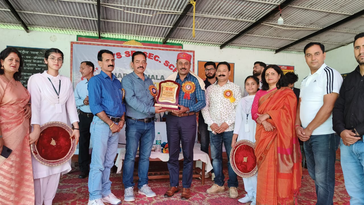 अंडर-14 की जिला स्तरीय खेलकूद प्रतियोगिता के पहले दिन जूडो में राजकीय वरिष्ठ माध्यमिक पाठशाला फतेहपुर में ओवर ऑल ट्राफी पर कब्जा किया