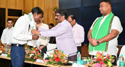 मुख्यमंत्री ने नव नियुक्त 47 सहायक अभियंता और वाणिज्य कर विभाग में अभ्यर्थियों को नियुक्ति पत्र सौंपा