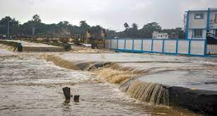 Incessant rain and release of water from various reservoirs of Damodar Valley Corporation create flood-like situations in West Bengal