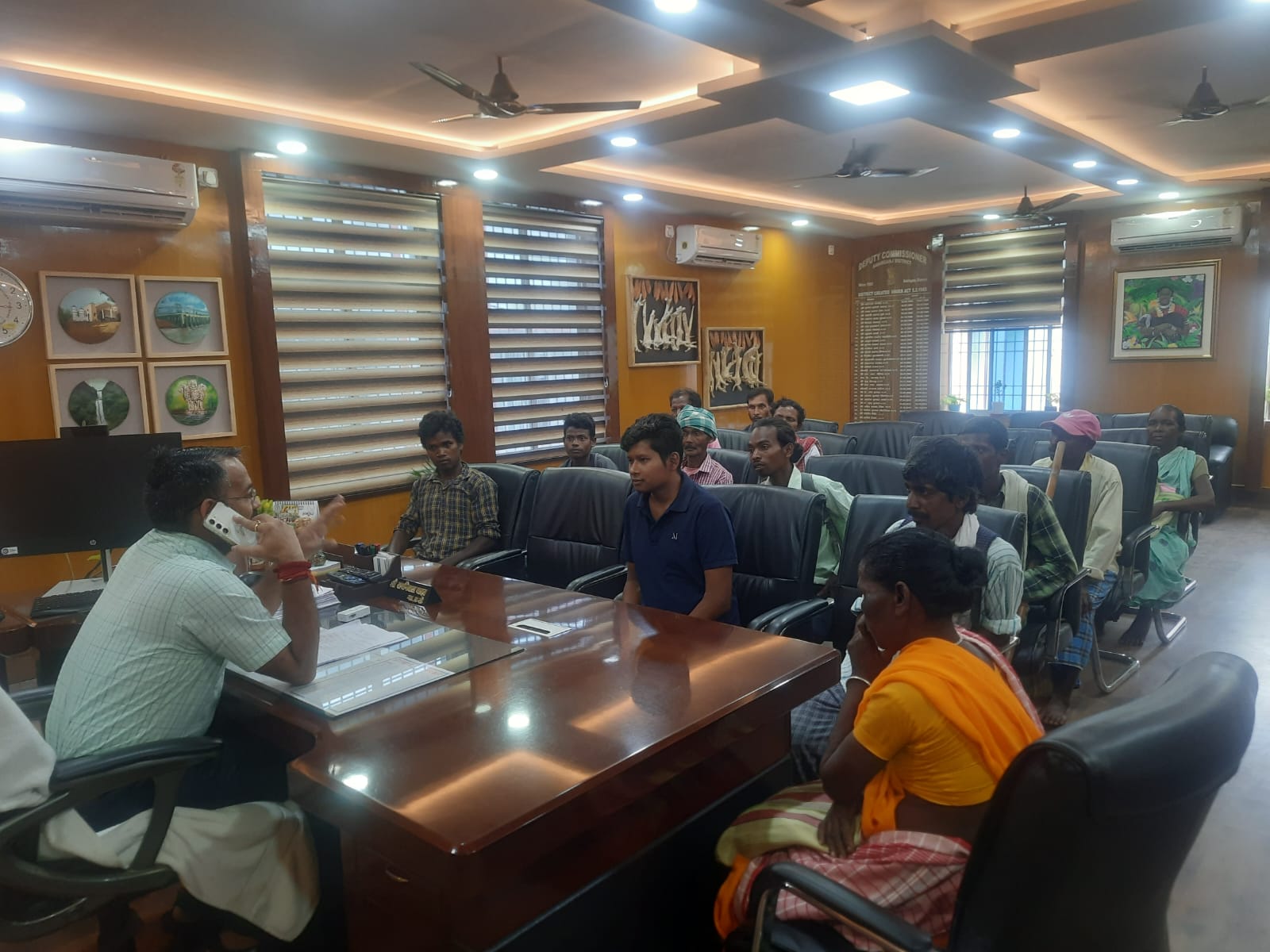 साहिबगंज के तालझारी प्रखंड के ग्रामीणों ने उपायुक्त राम निवास यादव से मिलकर समय पर राशन नहीं मिलने की शिकायत दर्ज की