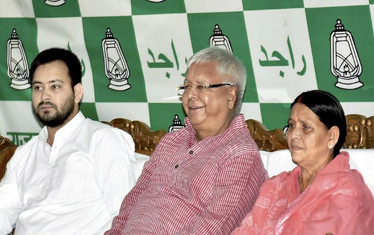 विशेष सीबीआई अदालत ने नौकरी के बदले कथित जमीन घोटाला मामले में लालू यादव, तेजस्वी यादव और राबड़ी देवी को जमानत दी