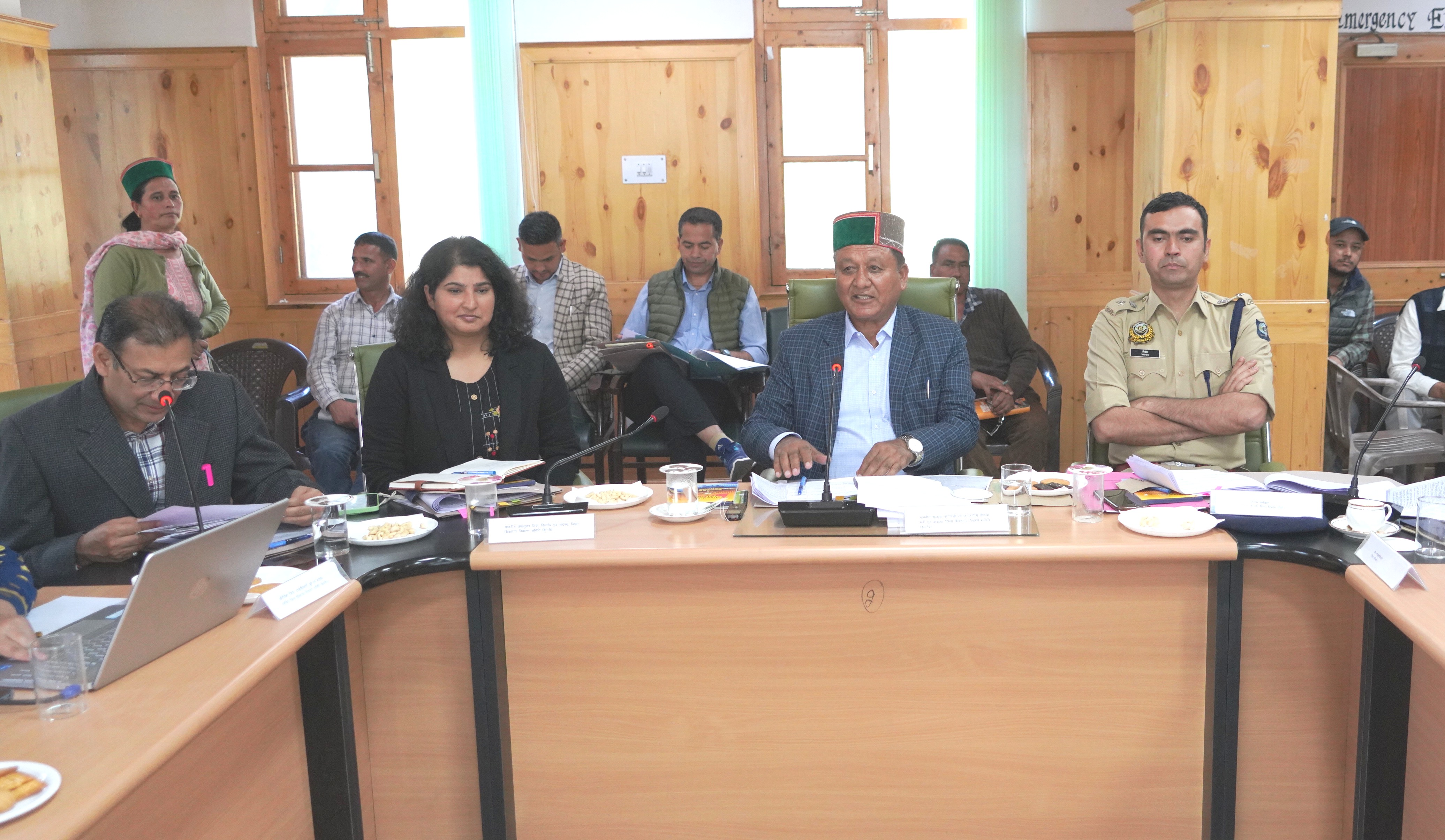 राजस्व मंत्री जगत सिंह नेगी ने जिला किन्नौर के आई.टी.डी.पी भवन में जिला स्तरीय शिकायत निवारण समिति की बैठक की