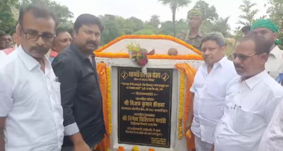 पाकुड़ में प्रधानमंत्री ग्राम सड़क योजना के फेज थ्री के तहत सड़कों और पुल निर्माण योजना का सासंद विजय हांसदा ने शिलान्यास किया