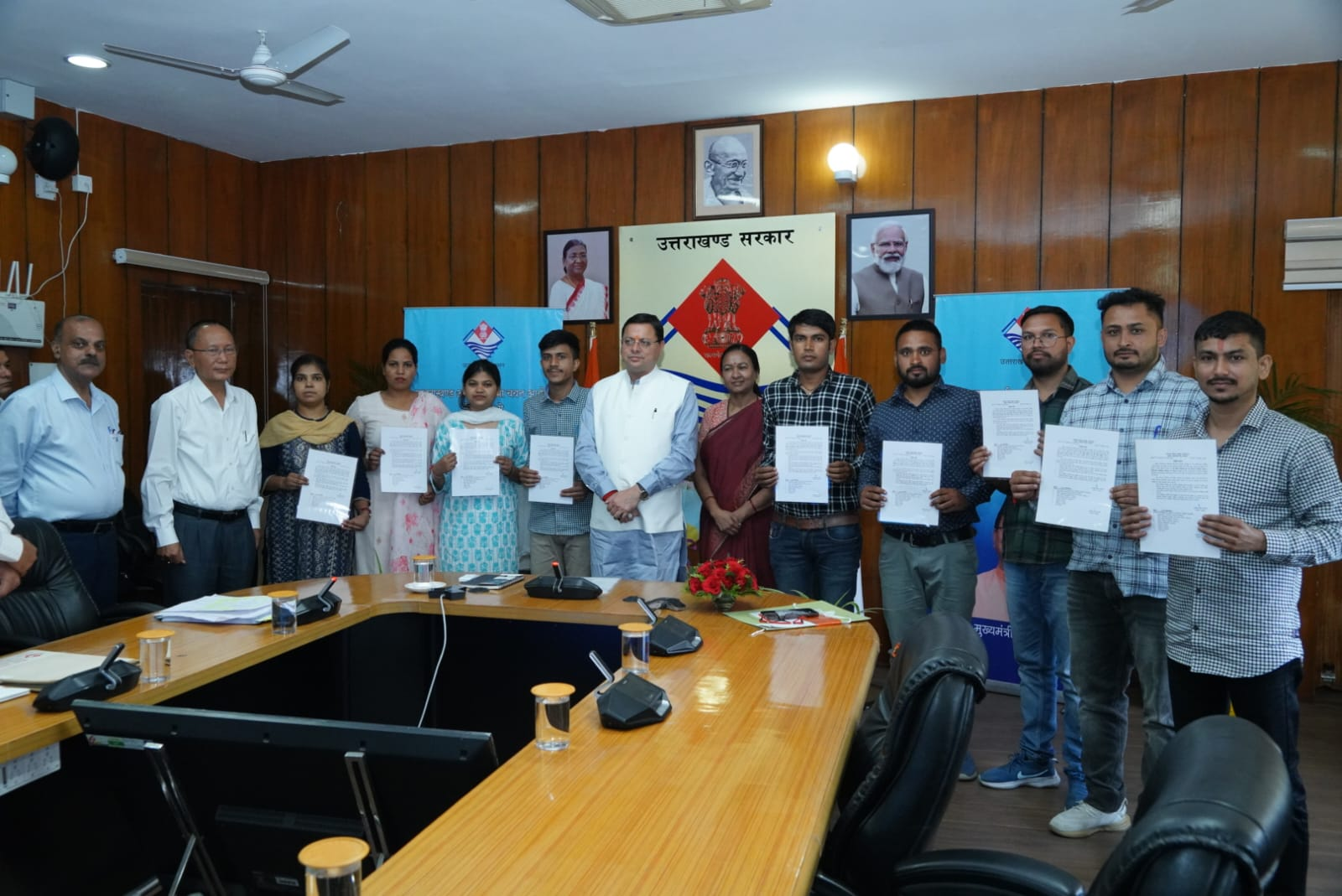 मुख्यमंत्री पुष्कर सिंह धामी ने 10 अभ्यर्थियों को नियुक्ति पत्र सौंपे