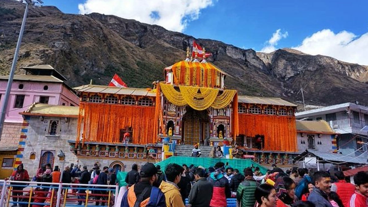 चमोलीः पितृपक्ष के चलते श्राद्ध और तर्पण देने के लिए बदरीनाथ धाम पहुंच रहे श्रद्धालु