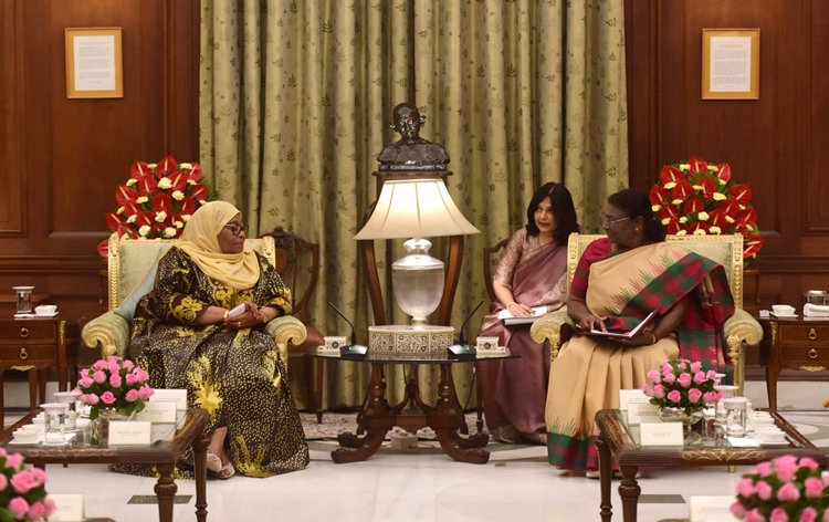 President Murmu receives her Tanzanian counterpart Dr Samia Suluhu Hassan at Rashtrapati Bhavan