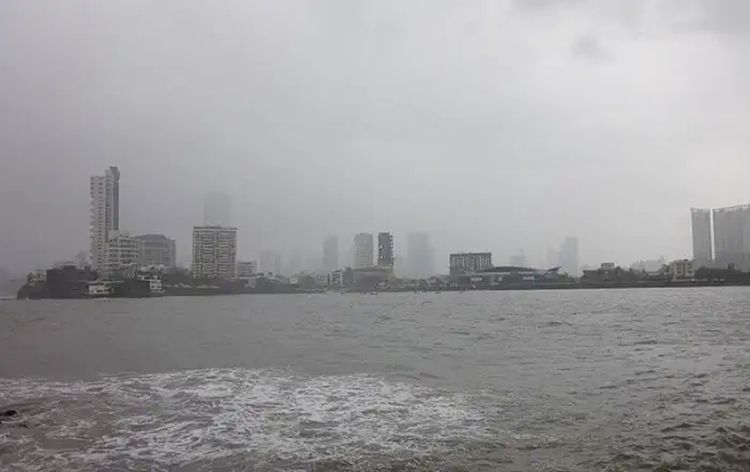 IMD warns of heavy rainfall in Mumbai; Issues orange alert for 10 districts of Maharashtra today