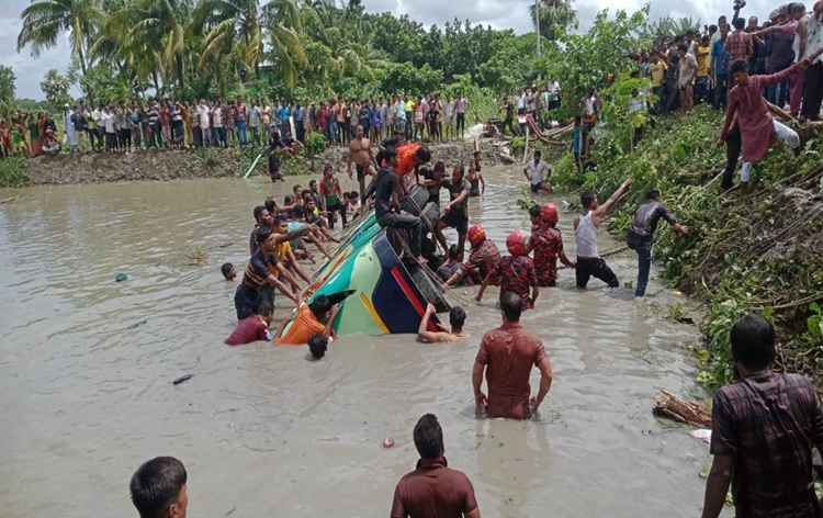 Bangladesh: Bus plunged into pond, 17 killed