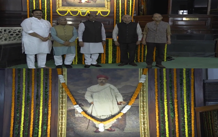 Lok Sabha Speaker Om Birla, Rajya Sabha Deputy Chairman Harivansh & Members of Parliament pay floral tributes to Lokmanya Bal Gangadhar Tilak on his Birth Anniversary