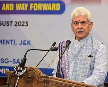 J&K: LG Manoj Sinha interacts with citizens, addresses grievances during “LG’s Mulaqaat” in Srinagar