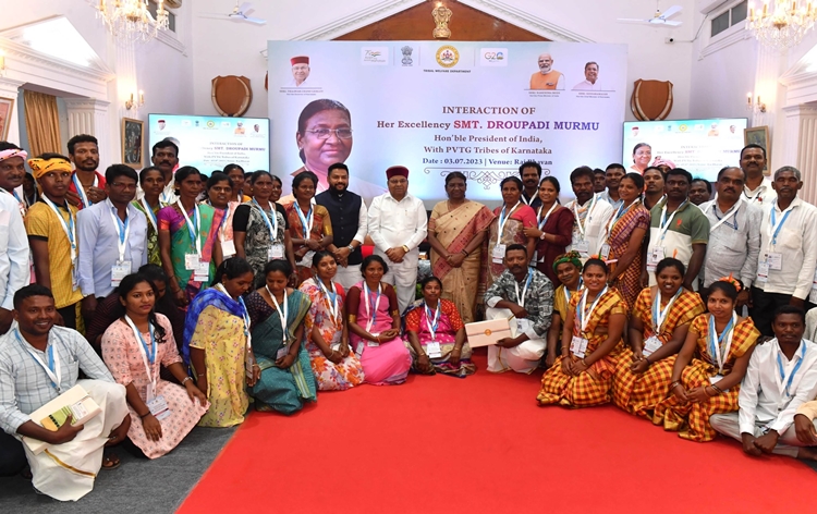 President Murmu interacts with members of Particularly Vulnerable Tribal Groups in Bengaluru