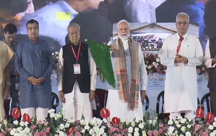 PM Narendra Modi lays foundation stone of projects worth 7,600 crore rupees in Chhattisgarh; Initiates distribution of 75 lakh Ayushman Bharat cards