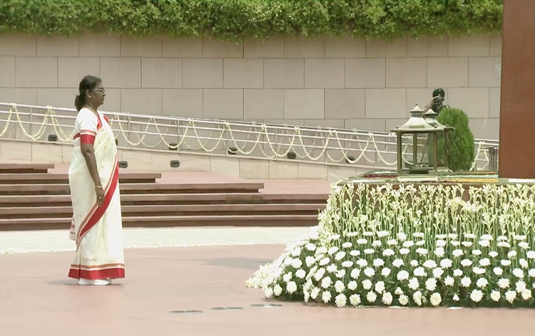 Prez Murmu visits National War Memorial & pays tribute to Martyrs on 77th Independence Day
