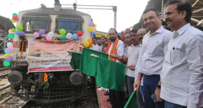 सांसद विद्युत वरण महतो ने आज टाटानगर रेलवे स्टेशन से टाटा -आरा एक्सप्रेस ट्रेन को हरी झंडी दिखाकर रवाना किया