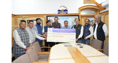 मुख्यमंत्री को आपदा राहतकोष के लिए हिमाचल प्रदेश सामान्य उद्योग निगम की ओर से उद्योग मंत्री हर्षवर्धन चौहान ने 51 लाख रुपये का चेक भेंट किया