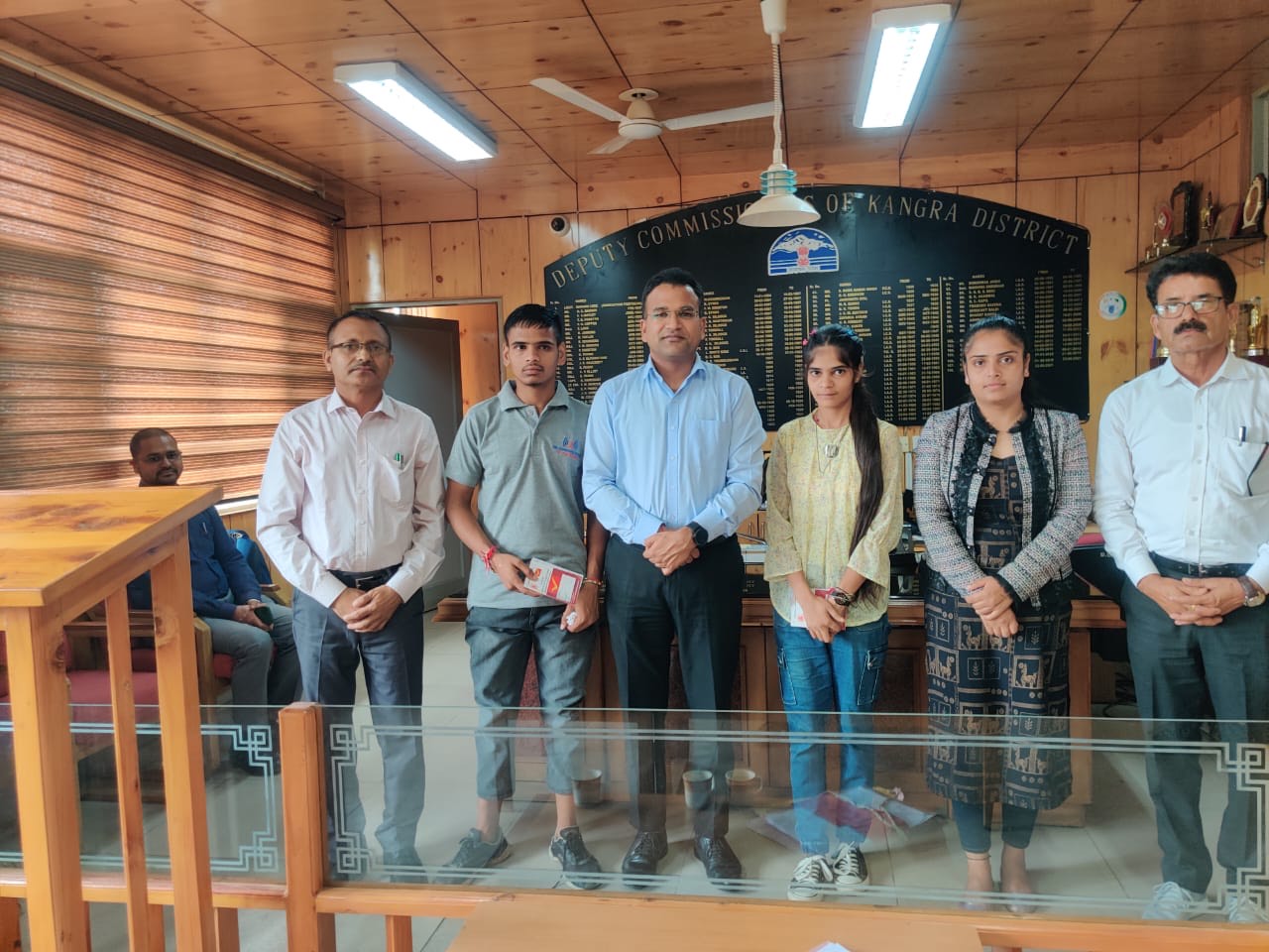 उपायुक्त कांगड़ा डॉ. निपुण जिंदल ने 18 वर्ष की आयु पूर्ण कर चुके 3 निराश्रित बच्चों को अपने कार्यालय में 10-10 लाख निधि के डाकघर खातों की पास बुक प्रदान की
