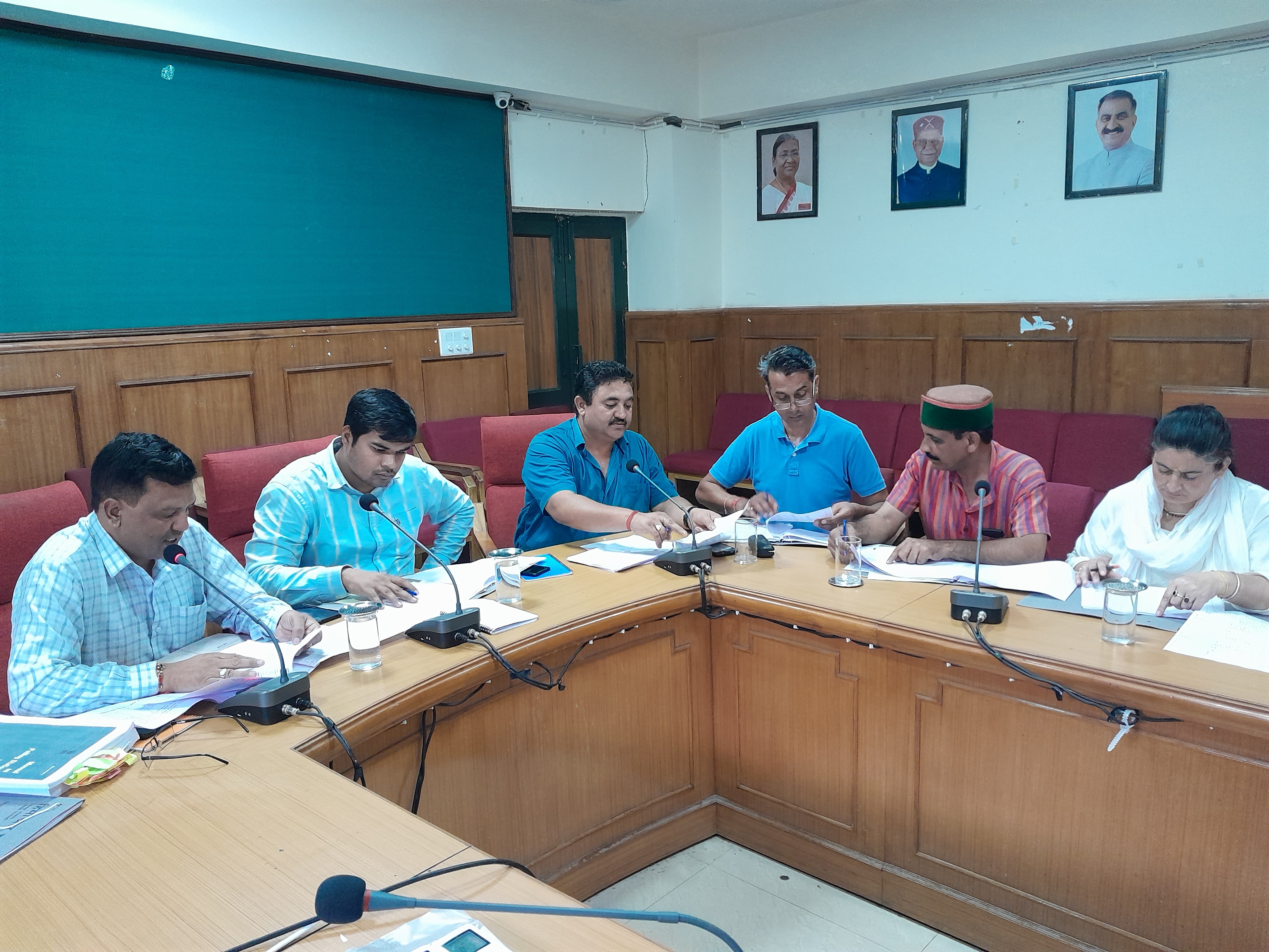 भारत के निर्वाचन आयोग के निर्देशानुसार राजनीतिक दलों के साथ अतिरिक्त उपायुक्त सोलन अजय यादव ने बैठक की