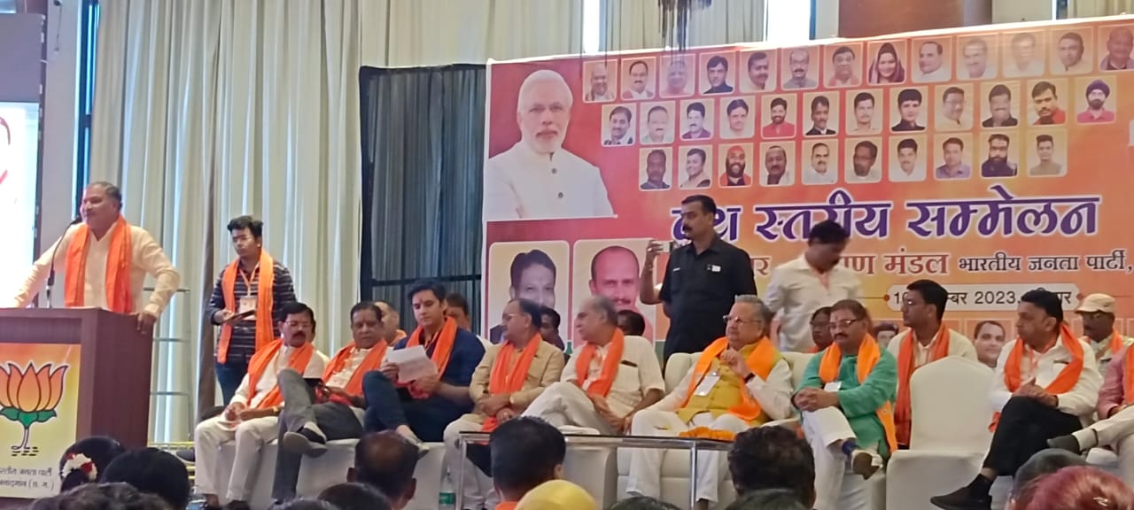 राष्ट्रीय उपाध्यक्ष और प्रदेश के पूर्व मुख्यमंत्री डॉक्टर रमन सिंह ने राजनांदगांव में बूथ स्तर के पार्टी पदाधिकारियों की बैठक ली