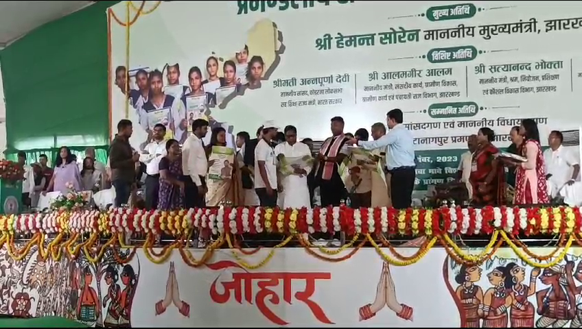 श्रम मंत्री सत्यानन्द भोक्ता ने उत्तरी छोटानागपुर प्रमंडल के प्रशिक्षित युवाओं को नियुक्ति पत्र सौंपा