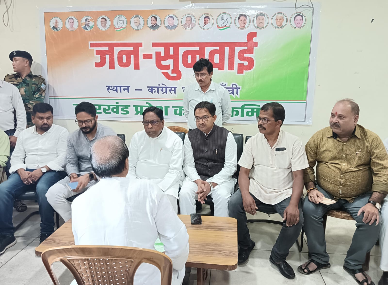 झारखंड: रांची स्थित कांग्रेस भवन में ग्रामीण विकास मंत्री आलमगीर आलम ने लोगों की समस्याओं को सुना