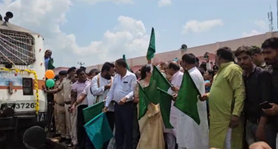 गिरिडीह में केन्द्रीय शिक्षा राज्यमंत्री अन्नपूर्णा देवी ने न्यू गिरिडीह से राँची के लिए इंटरसिटी ट्रेन को हरी झंडी दिखाकर रवाना किया