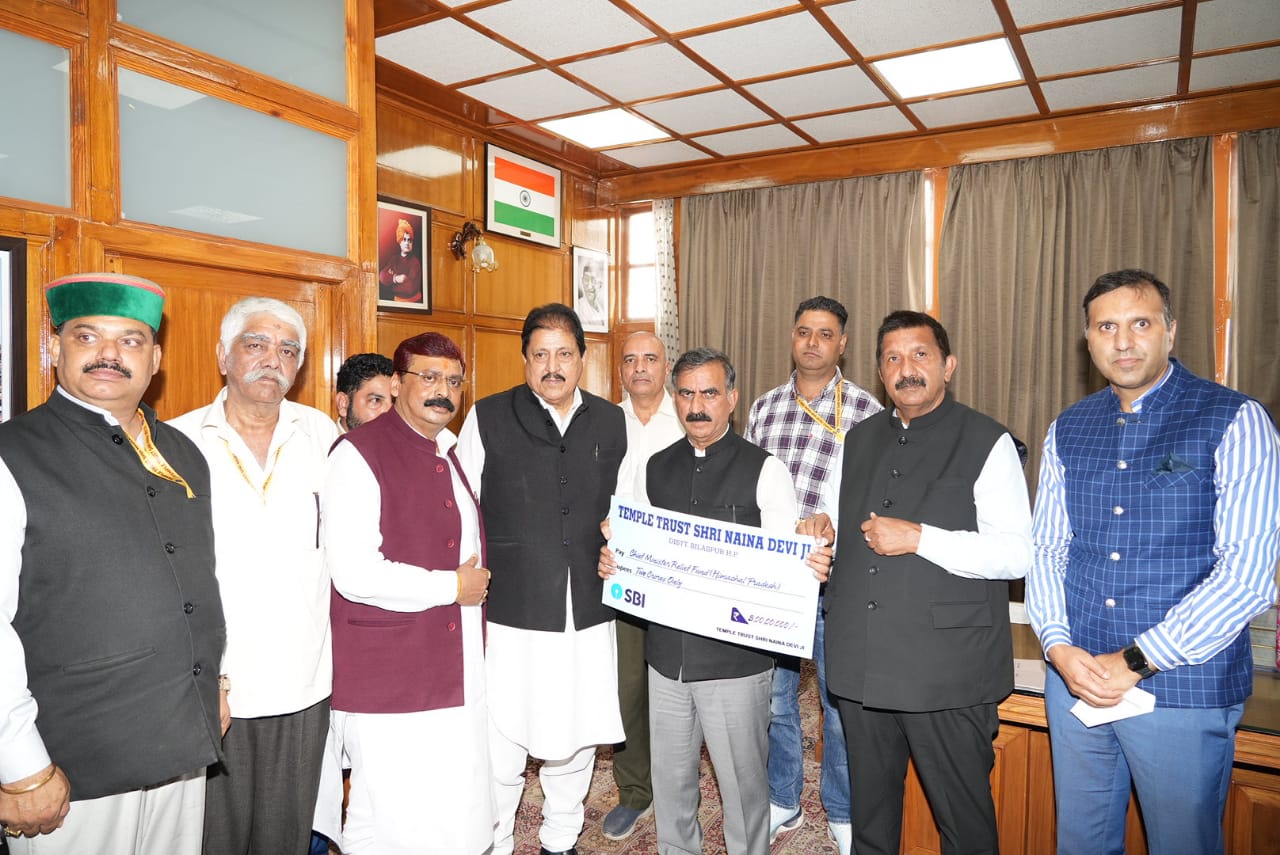 मुख्यमंत्री को आंगनवाड़ी कार्यकर्त्ताओं के 1 प्रतिनिधिमण्डल ने 1 लाख 25 हजार रुपये का चेक भेंट किया