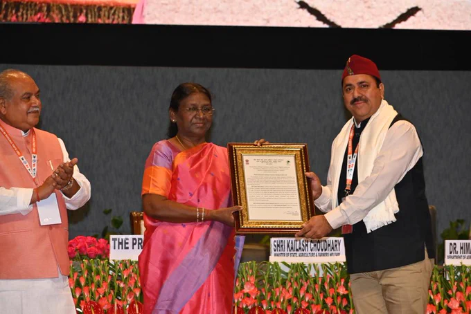 अल्मोड़ा के गोपाल दत्त उप्रेती को कृषि और बागवानी के क्षेत्र में उल्लेखनीय कार्य करने के लिए राष्ट्रपति द्रौपदी मुर्मू ने नई दिल्ली में पादप जीनोम संरक्षक पुरस्कार से सम्मानित किया