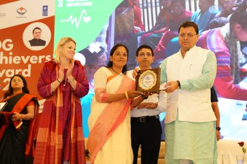 मुख्यमंत्री पुष्कर सिंह धामी ने पिछले 2 सालों से राज्य के सतत विकास में सहयोग करने वाली 17 संस्थाओं को एसडीजी गोलकीपर अवॉर्ड से सम्मानित किया