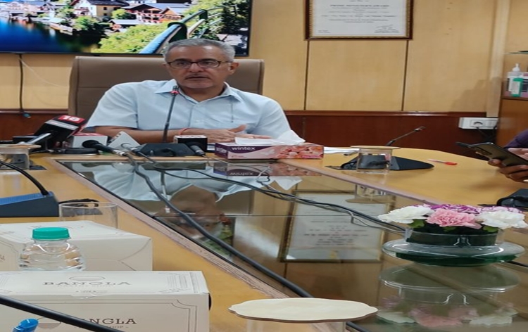 केंद्र ने व्यापारियों, थोक विक्रेताओं और खुदरा विक्रेताओं के लिए गेहूं की मौजूदा भंडारण सीमा तीन हजार टन से घटाकर दो हजार टन की