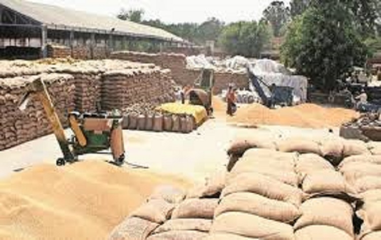 केन्‍द्र सरकार ने थोक विक्रेताओं और बडे खुदरा विक्रेताओं के लिए गेहूं की भंडारण सीमा तीन हजार से घटाकर दो हजार मीट्रिक टन की