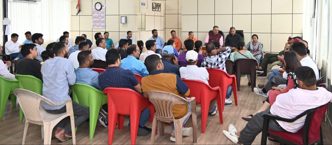 मेरी माटी मेरा देश कार्यक्रम के अंतर्गत हरिद्वार के विभिन्न क्षेत्रों में घर-घर जाकर अमृत कलश में मिट्टी जमा की गई