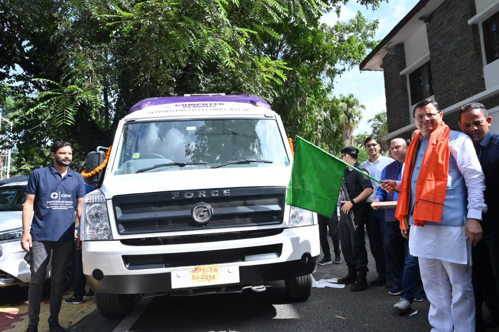 बच्चों को नवाचार, टेक्नोलॉजी और शोध की जानकारी देने के लिए मुख्यमंत्री पुष्कर सिंह धामी ने कंप्यूटर ऑन व्हील्स वाहन को हरी झंडी दिखाकर रवाना किया