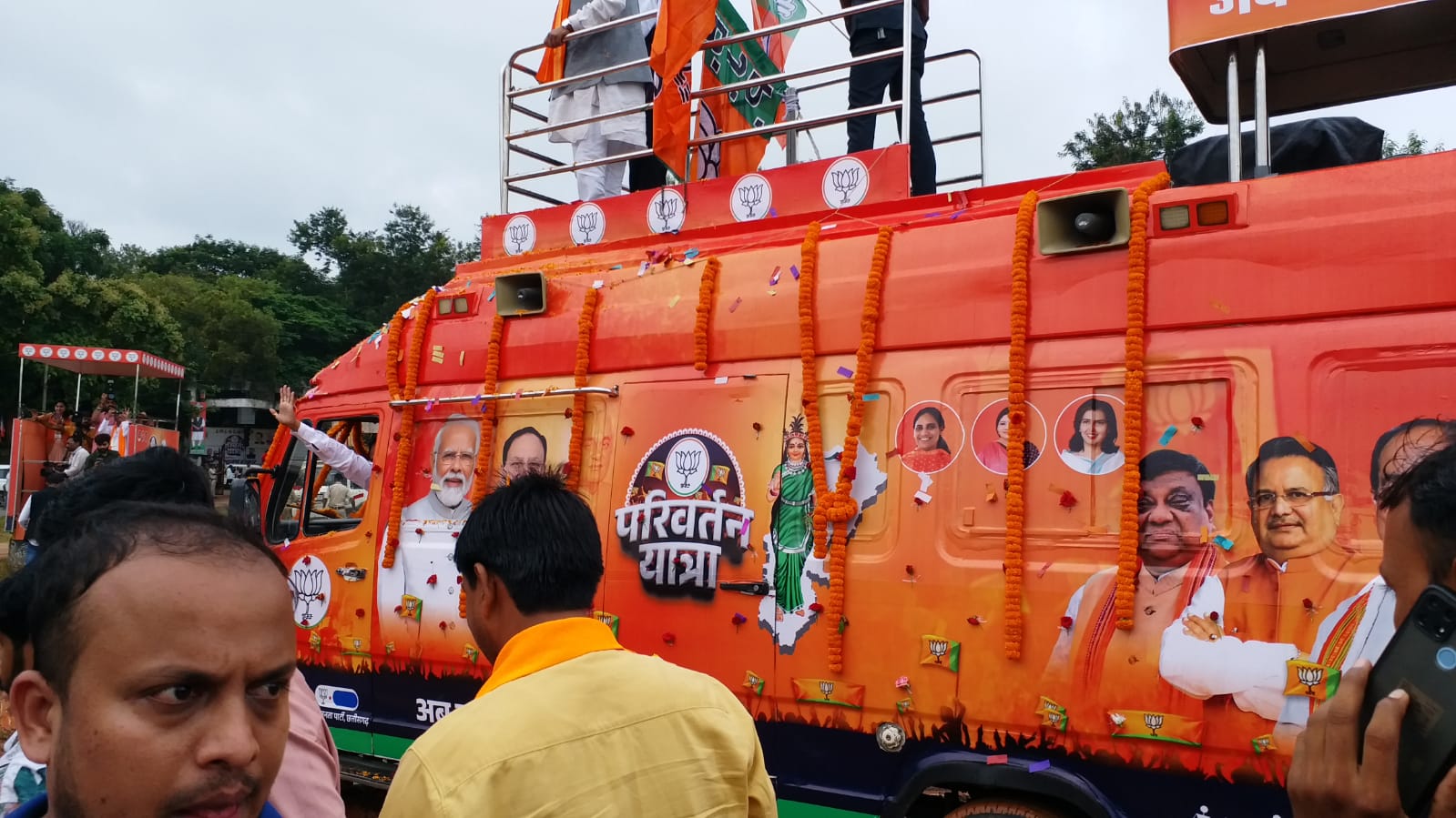 दूसरी परिवर्तन यात्रा के कुनकुरी पहुंचने पर कार्यकर्ताओं और आम लोगों द्वारा स्वागत किया गया