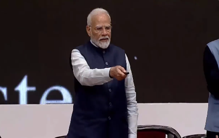 प्रधानमंत्री नरेन्‍द्र मोदी ने पारंपरिक कारीगरों और शिल्पकारों के लिए पीएम विश्वकर्मा योजना की शुरूआत की