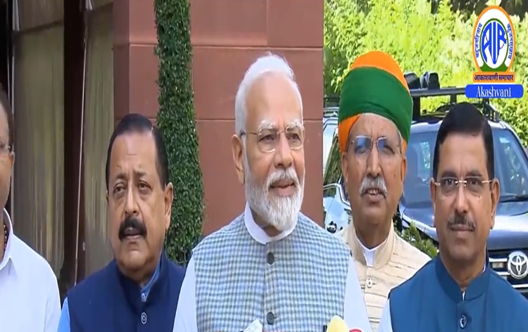 संसद का पांच दिन का विशेष सत्र आज प्रधानमंत्री नरेन्‍द्र मोदी के लोकसभा में 75 वर्ष की संसदीय यात्रा पर चर्चा के साथ शुरू हुआ