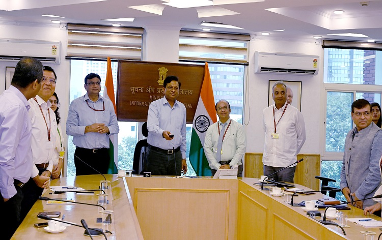 पीपुल्स जी20 नामक ईबुक का सूचना और प्रसारण मंत्रालय के सचिव अपूर्व चंद्रा द्वारा अनावरण